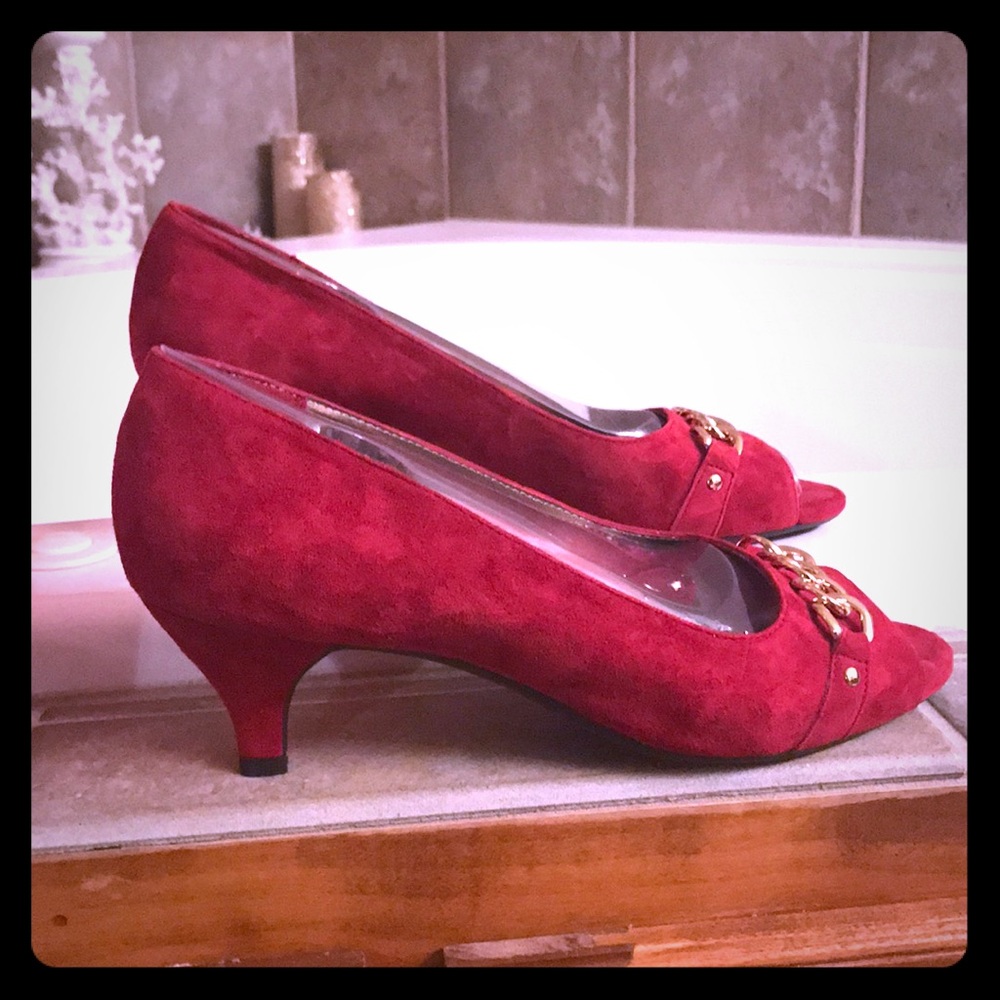 NWOT Red suede and gold chain kitten heels